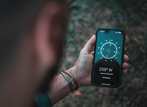 Mann hält Smartphone in der Hand